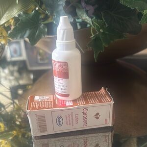 White and Red Moisturizing Skincare Serum